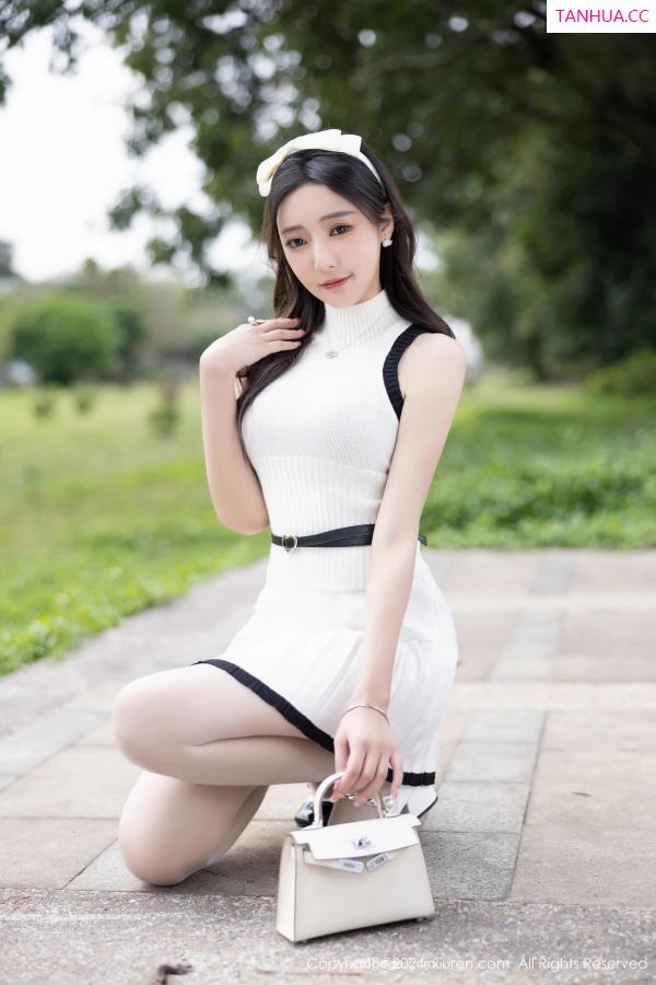 王馨瑶  [XiuRen]高清写真图 2024.04.02 No.8334 王馨瑶yanni 丝袜美腿第15张图片